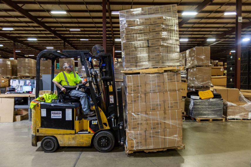 Un empleado en uno de los almacenes de distribución de mercancias en EEUU.