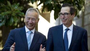 El vice primer ministro chino Liu He, izquierda, conversa con el secretario del Tesoro estadounidense, Steven Mnuchin, a su llegada a una reuni&oacute;n entre ministros en la Oficina del Representante Comercial de Estados Unidos en Washington, el viernes 11 de octubre de 2019.