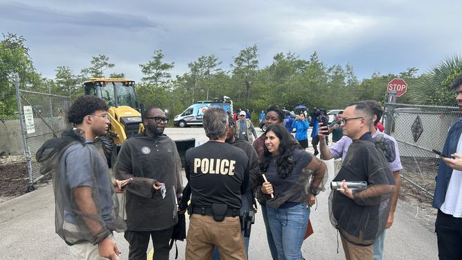 Autoridades impiden el paso a legisladores demócratas para supervisar el centro de detención en los Everglades.