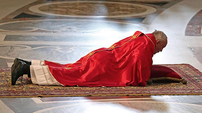 El papa Francisco se tumba en el suelo con motivo de la celebración de la Pasión de Cristo durante el Viernes Santo, en la basílica de San Pedro. (EFE)