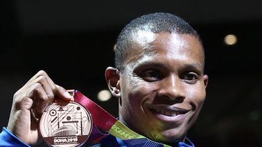 El medallista de bronce de Ecuador Alex Quiñonez posa en el podio durante la ceremonia de entrega de medallas en los 200 metros masculinos en el Campeonato Mundial de Atletismo de la IAAF de 2019 en el estadio Khalifa International de Doha. El velocista olímpico ecuatoriano Alex Quiñonez, de 32 años, fue asesinado en el puerto de Guayaquil (suroeste), informó el Ministerio de Deportes el 23 de octubre de 2021.