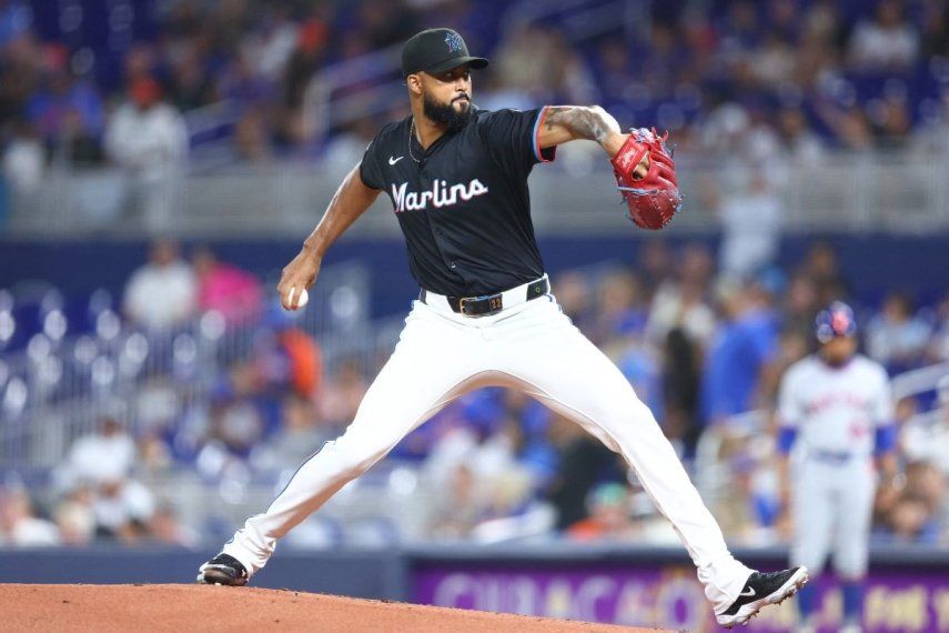 Sandy Alcántara, lanzador de los Marlins de Miami, durante un juego.