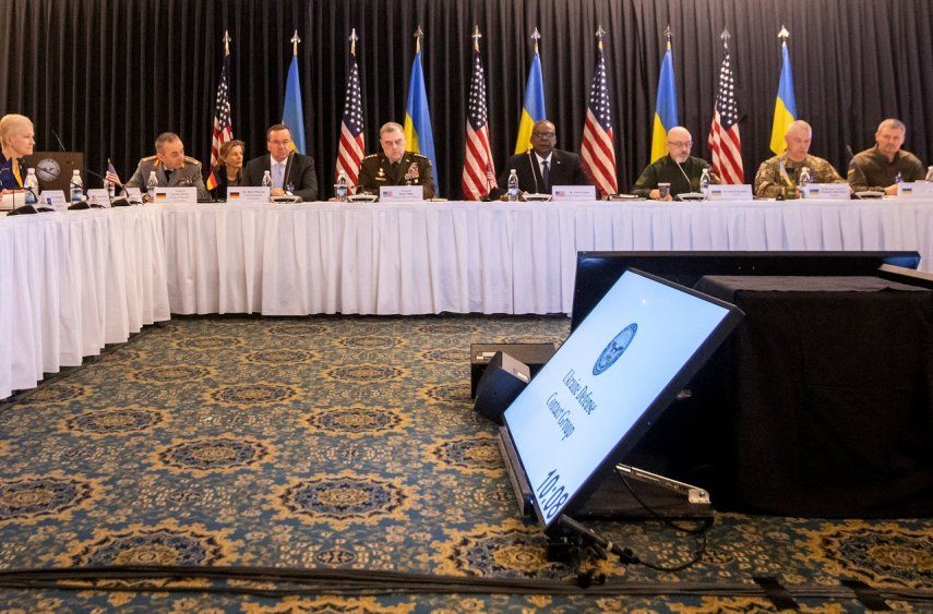 El secretario de Defensa de Estados Unidos Lloyd Austin (centro) junto a los ministros y miembros de la OTAN reunidos con el ministro de Defensa, en la Base Aérea, en Alemania, el 21 de abril de 2023. &nbsp; &nbsp;