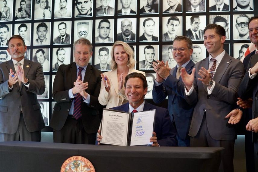 Ron DeSantis, gobernador de Florida tras la firma este viernes en Miami de la nueva ley HB 905, en el Museo de la Brigada 2506.