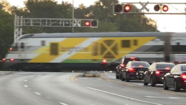 Los trenes de Brightline circulan a una velocidad de hasta 79 millas por hora entre Miami y West Palm Beach.