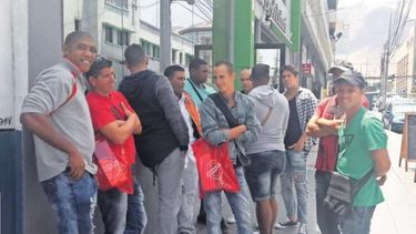 Un grupo de cubanos es visto en las inmediaciones de Extranjería, donde realizarán sus trámites una vez que Chile les permitió su entrada al país en calidad de refugiados.