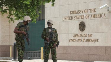 Policías kenianos montan guardia afuera de la embajada de Estados Unidos en Puerto Príncipe, Haití.