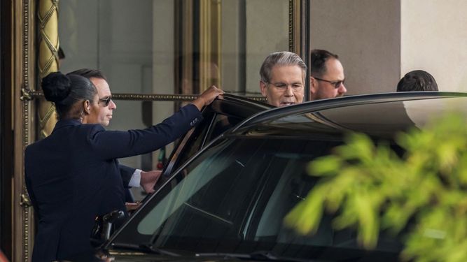 El secretario del Tesoro de EE. UU., Scott Bessent, sale de su hotel para una reunión con funcionarios de China sobre aranceles en Ginebra, el 10 de mayo de 2025.