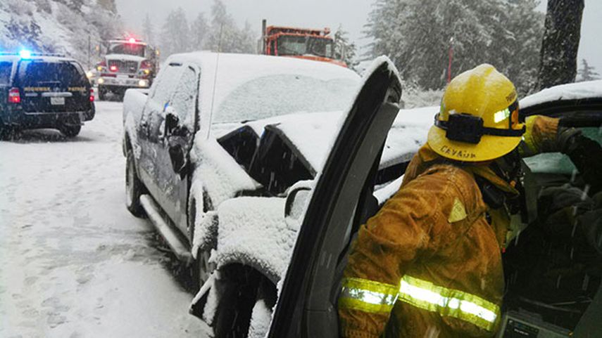 Una foto de un accidente vehicular en las Montañas de San Bernardino, California. (AP)
