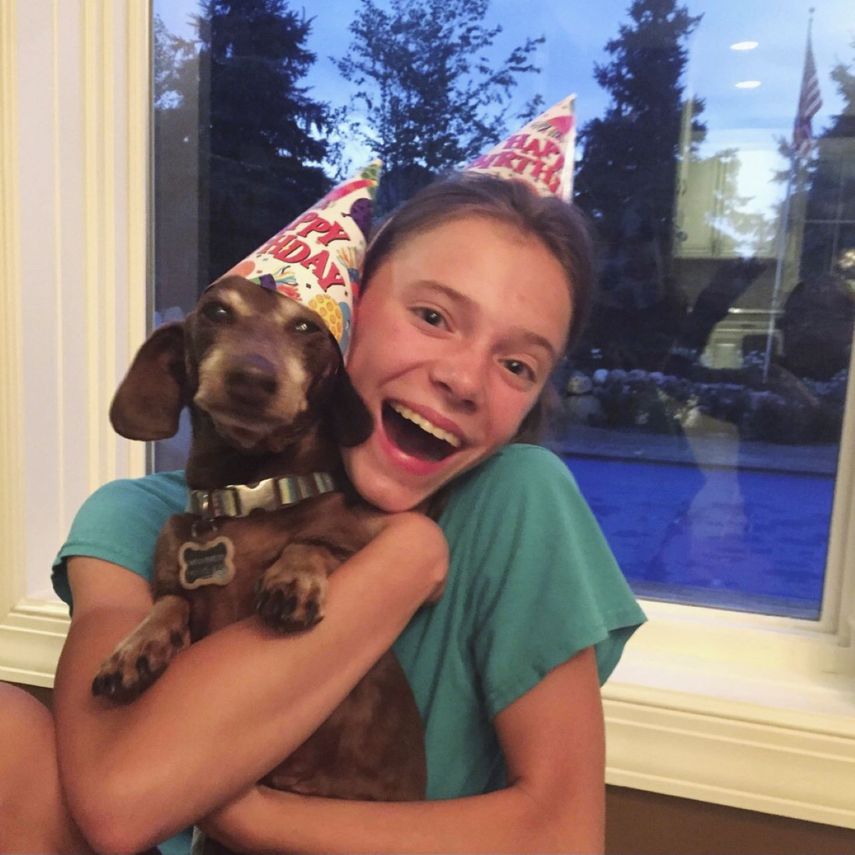 Peyton Crest, se le ve con su perro en su casa en Minnetonka, Minnesota. Crest, de 18 años de edad, padece de anorexia y se agudizó durante la pandemia.&nbsp;