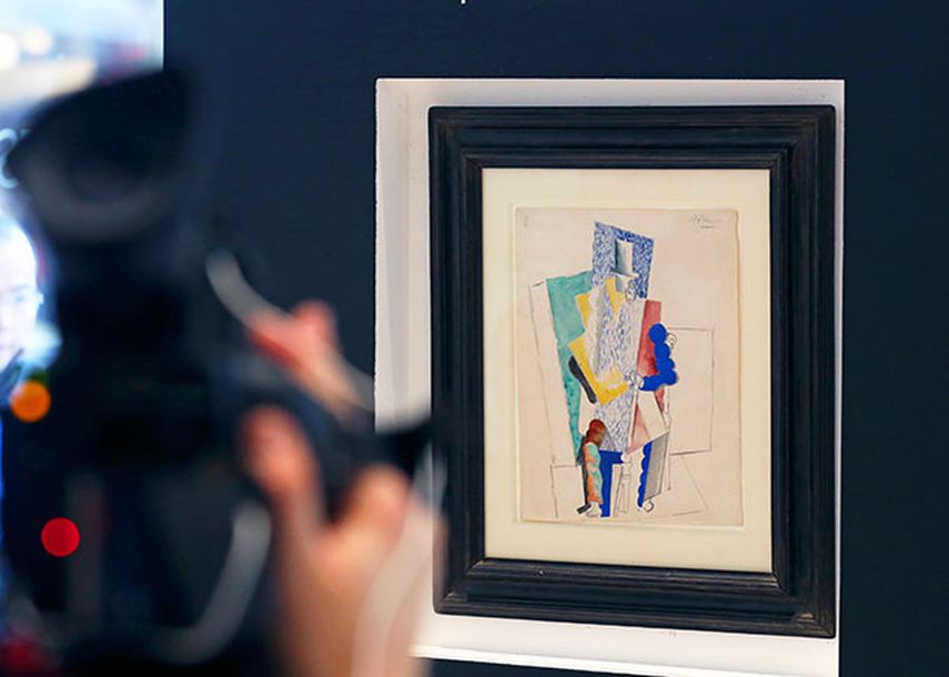 La obra de 1914, Hombre con el sombrero de ópera, data del período cubista del maestro español, Pablo Picasso. (AP Photo/Remy de la Mauviniere)
