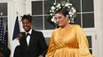 El cantante estadounidense Jon Batiste y su esposa, la escritora Suleika Jaouad, llegan a la Casa Blanca para asistir a una cena de estado en honor al presidente francés Emmanuel Macron, en Washington, DC, el 1 de diciembre de 2022.