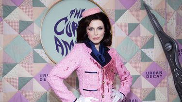 Julia Fox asiste a la fiesta de Halloween El Amuleto Maldito presentada por Julio Torres el 30 de octubre de 2025 en la ciudad de Nueva York.