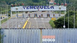 El puente internacional Atanasio Girardot permanece cerrado por orden del presidente de Venezuela, Nicolás Maduro, visto desde Cúcuta, Colombia, el 10 de enero de 2025.&nbsp;