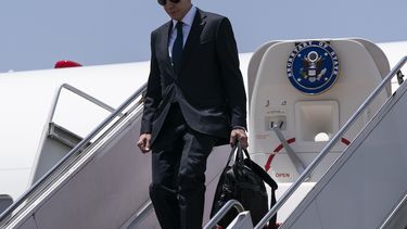 El secretario de Estado de Estados Unidos, Antony Blinken, baja de su avión a su llegada al aeropuerto internacional de El Cairo, el miércoles 26 de mato de 2021 en El Cairo, Egipto.&nbsp;