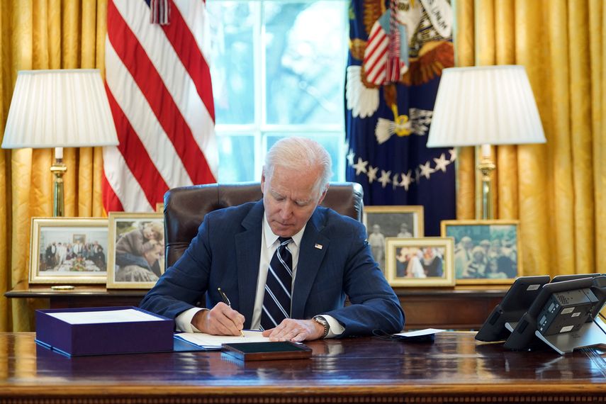 Biden firmó este jueves el paquete de ayuda económica - que calificó de histórico - en una ceremonia en el Despacho Oval, con la vicepresidenta Kamala Harris