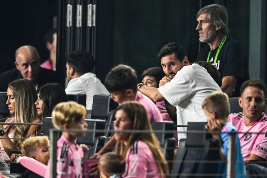 El delantero argentino del Inter Miami, Lionel Messi, observa desde las gradas con su familia durante el partido de cuartos de final de la Copa de la Liga entre el Inter Miami FC y el Tigres UANL en el Chase Stadium en Fort Lauderdale, Florida, el 20 de agosto de 2025.