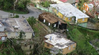 A un mes del paso del&nbsp;huracán&nbsp;María, Puerto Rico presenta un panorama desolador con un 80 % de la población sin electricidad, escasez de agua, carreteras en mal estado y la sensación de que este desastre desveló la pobreza del interior de la isla y la falta de previsión.
