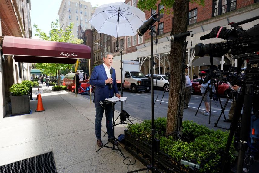 Un reportero hace una transmisión en vivo afuera del edificio en donde vive Rudy Giuliani, el miércoles 28 de abril de 2021 en Nueva York.&nbsp;