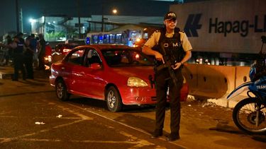 Un policía hace guardia en el lugar donde la directora encargada del Centro de Privación de Libertad Masculina N°1 del Guayas, María Daniela Icaza, fue atacada en Guayaquil, Ecuador, el 12 de septiembre de 2024. El director de una prisión en Guayaquil , el mayor funcionario penitenciario de Ecuador y escenario de algunos de los peores asesinatos de reclusos, fue asesinado el jueves, convirtiéndose en el segundo funcionario penitenciario asesinado en diez días, informó el organismo encargado de prisiones (SNAI).&nbsp;