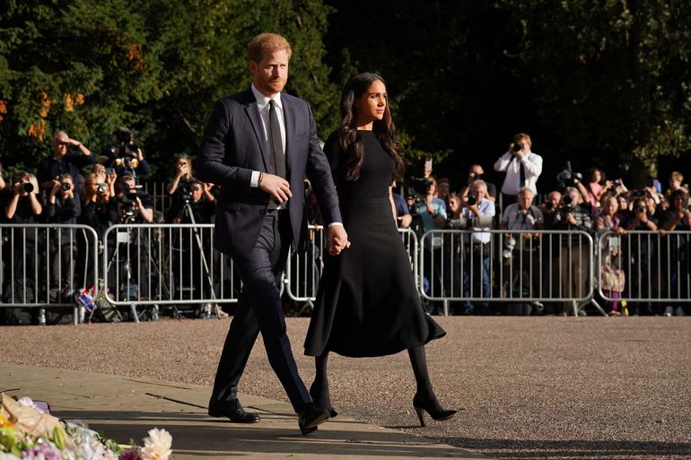 El príncipe Harry y Meghan, duquesa de Sussex de Gran Bretaña en la larga caminata en el castillo de Windsor el 10 de septiembre de 2022, antes de reunirse con los simpatizantes.   