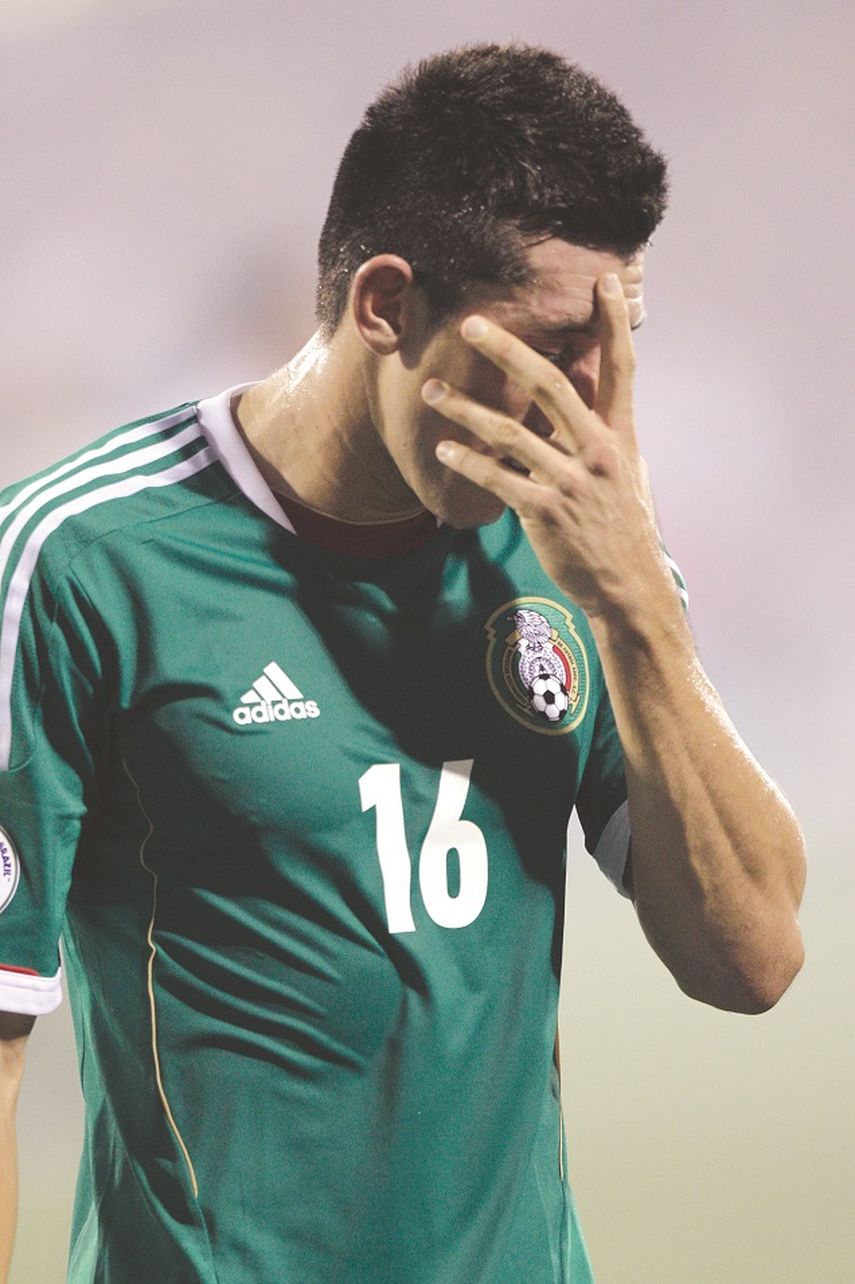 Héctor Herrera abandona el terreno luego del revés del Tri ante Estados Unidos en el choque del 10 de septiembre que se realizó en Ohio. (AP)