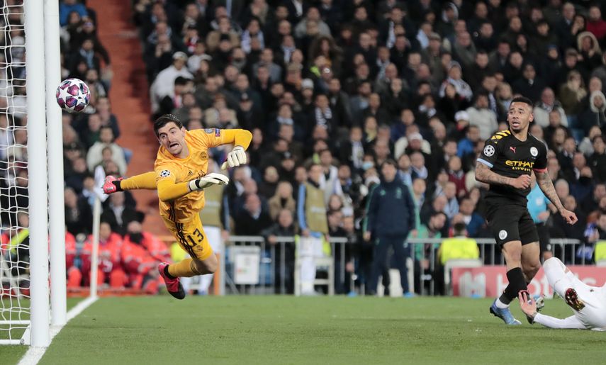 Gabriel Jes&uacute;s (derecha) del Manchester City marca el primer gol de su equipo en la victoria 2-1 ante el Real Madrid en los octavos de final de la Liga de Campeones, el mi&eacute;rcoles 26 de febrero de 2020.&nbsp;