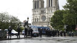 Miembros de la policía acordan las inmediaciones de la catedral de&nbsp;Notre&nbsp;Dame&nbsp;de París, Francia, el 6 de junio de 2017, donde un agente disparó a un hombre que había intentado agredirle con un martillo.&nbsp;