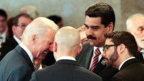 Joe Biden se reúne con el dictador de Venezuela, Nicolás Maduro, al margen de la inauguración de 2015 de la presidenta de Brasil, Dilma Rousseff, en Brasil.