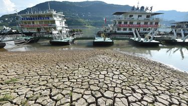 Muelles sobre tierra seca después de que el nivel del agua bajara en el río Yangtsé en Chongqing, al suroeste de China, el martes 16 de agosto de 2022.