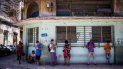 Cubanos conectados a internet en la calle. Cubanos conectados a internet en la calle.