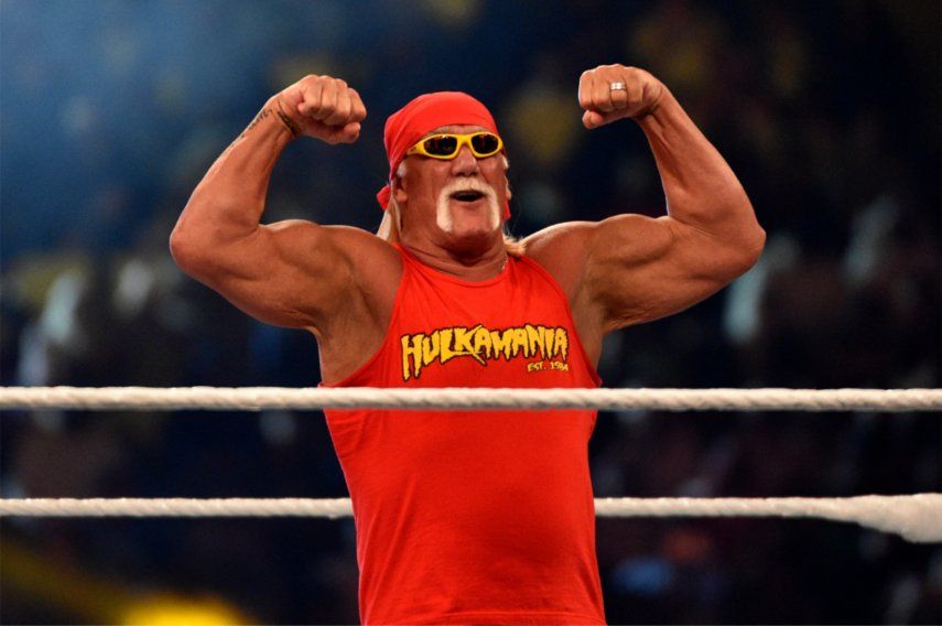 La leyenda de la lucha libre Hulk Hogan saluda al público durante el PPV Crown Jewel de la World Wrestling Entertainment (WWE) en el Estadio Universitario Rey Saud de Riad el 2 de noviembre de 2018. Hulk Hogan, el rostro icónico de la lucha libre profesional de la década de 1980, quien convirtió su destreza en el ring en una carrera como actor, falleció a los 71 años