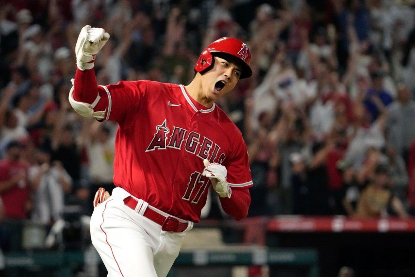 El japonés Shohei Ohtani, de los Angelinos de Los Ángeles, festeja tras conectar un jonrón de dos carreras ante los Yanquis de Nueva York, el 17 de julio de 2023.