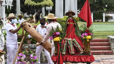 Los seguidores de San Juan Bautista, conocidos como San Juaneros, asisten a una ceremonia para celebrar después de que la Organización de las Naciones Unidas para la Educación, la Ciencia y la Cultura (Unesco) reconoció el ciclo festivo en torno a la devoción y el culto a San Juan Bautista, como Patrimonio Cultural Inmaterial de la Humanidad, en Caracas el 14 de diciembre de 2021.