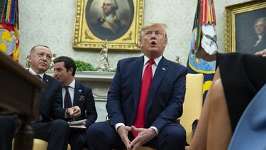 El presidente Donald Trump habla durante una reuni&oacute;n con el presidente turco Recep Tayyip Erdogan en la Oficina Oval en la Casa Blanca el mi&eacute;rcoles 13 de noviembre de 2019 en Washington
