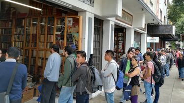 Como todos los lectores, tendrás que hacer una fila. Calculamos un tiempo de espera de cuatro horas, señala la librería A través del espejo en una publicación en sus redes sociales.
