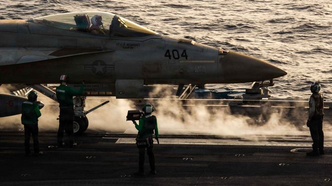 El portaviones USS Abraham Lincoln (CVN 72) continúa realizando operaciones de vuelo, tanto de día como de noche.