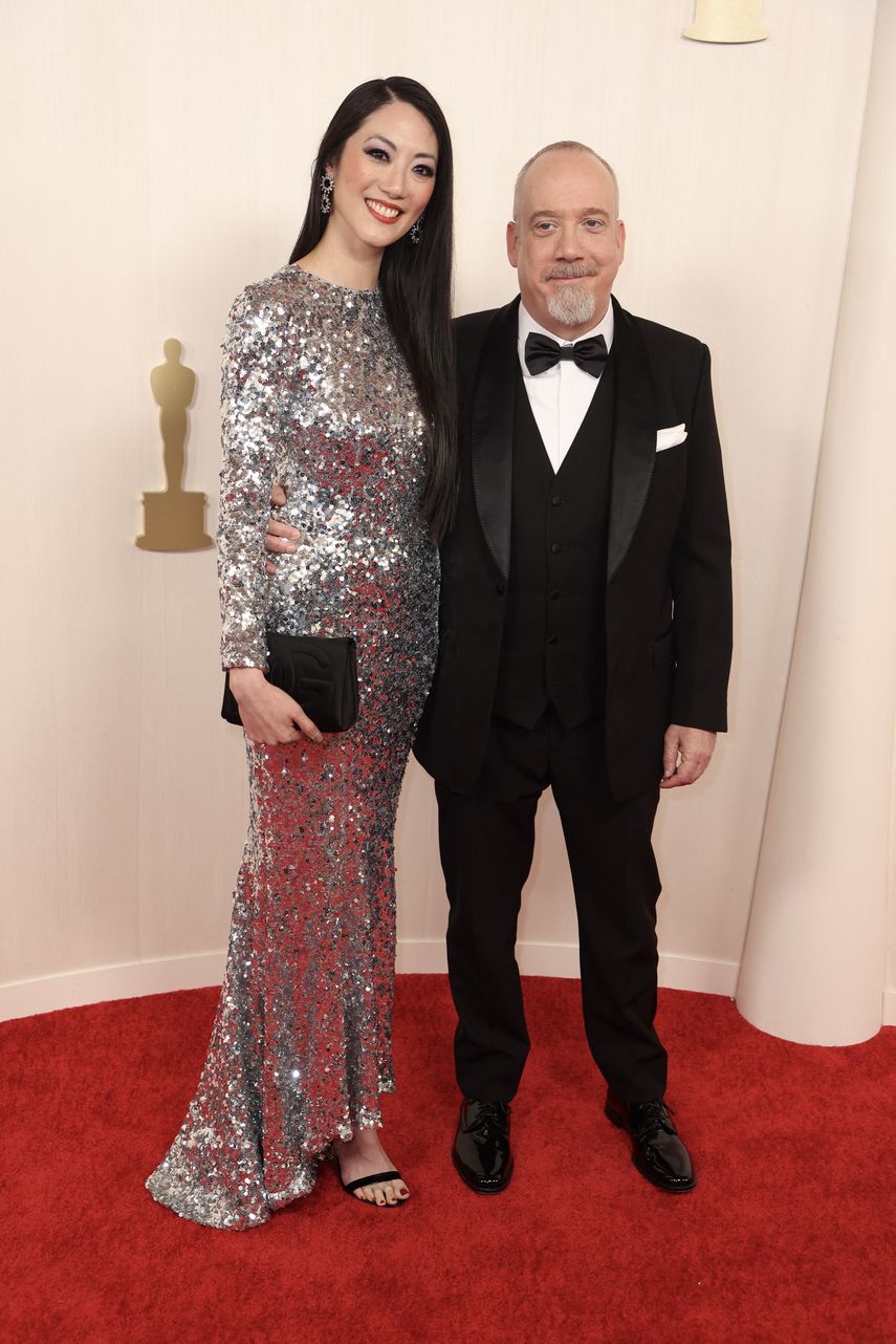 Clara Wong y el actor estadounidense Paul Giamatti asisten a la 96a edición anual de los Premios de la Academia en el Dolby Theatre de Hollywood, California, el 10 de marzo de 2024.