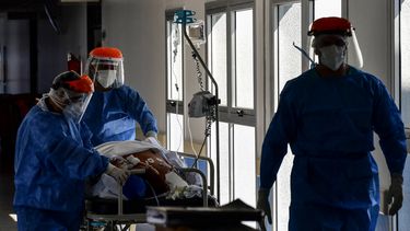 En esta foto de archivo tomada el 13 de abril de 2021 los trabajadores de la salud atienden a un paciente de COVID-19 en la Unidad de Cuidados Intensivos del Hospital El Cruce - Dr. Nestor Kirchner en Florencio Varela.&nbsp;