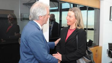 Fotografía cedida por la Presidencia de Uruguay que muestra al presidente de Uruguay, Tabaré Vázquez (izq), mientras saluda este jueves a la alta representante de la Unión Europea (UE) para Asuntos Exteriores y Política de Seguridad, Federica Mogherini (dcha).