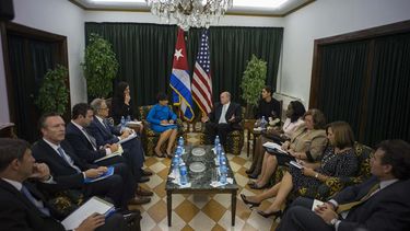 La secretaria de Comercio de EE.UU, Penny Pritzker (c-i), se reúne con el ministro cubano de Comercio Exterior, Rodrigo Malmierca (c-d), este miércoles 7 de octubre de 2015, en La Habana, Cuba. (EFE)