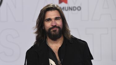 En esta foto del 15 de abril de 2021, Juanes llega a la ceremonia de los Latin American Music Awards en Sunrise, Florida.