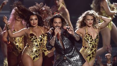 Maluma actúa en la ceremonia de los Premios MTV a los Videos Musicales el 20 de agosto de 2018 en Nueva York. La canción Hawái se ubica entre las más populares de la semana.