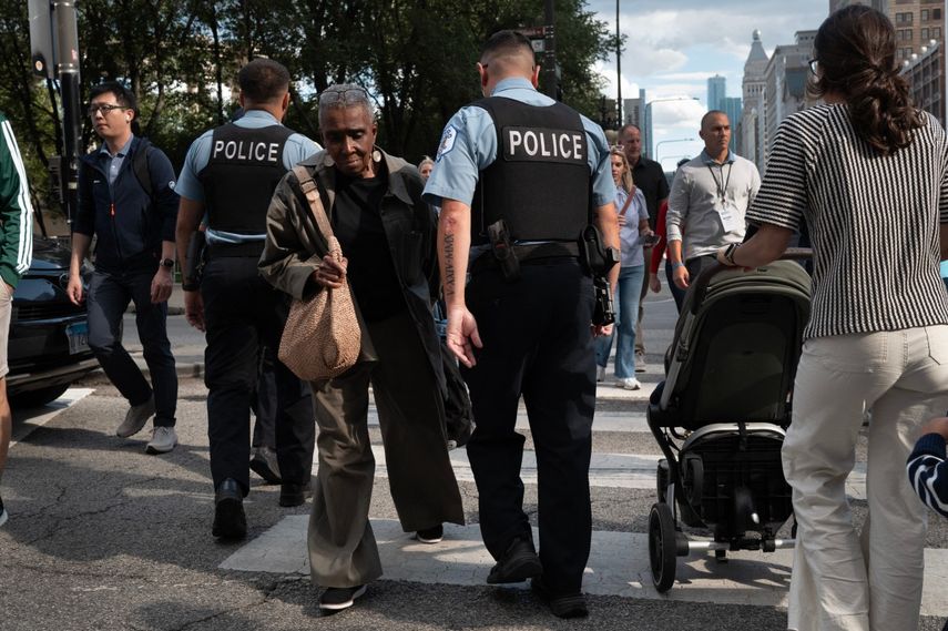 La policía de Chicago patrulla el centro de la ciudad el 26 de agosto de 2025 en Chicago, Illinois.&nbsp;