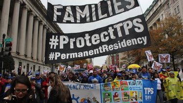 Manifestantes sostienen mensajes a favor del programa de Estatus de Protección Temporal (TPS) durante una marcha frente a la Casa Blanca, en Washington, DC.