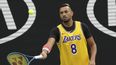 El australiano Nick Kyrgios porta un jersey como tributo al fallecido basquetbolista Kobe Bryant durante el calentamiento para el duelo de la cuarta ronda del Abierto de Australia ante el espa&ntilde;ol Rafael Nadal, el lunes 27 de enero de 2020, en Melbourne, Australia.&nbsp;