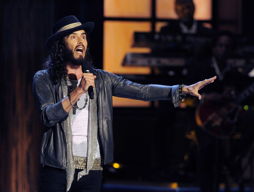 El comediante Russell Brand actúa en 