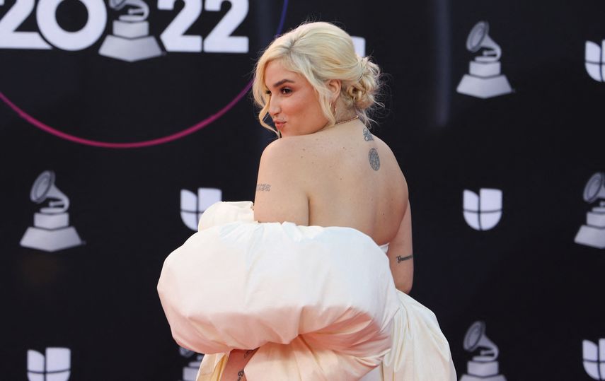 La cantautora de origen venezolano Elena Rose posa en la alfombra roja de los Latin Grammy 2022.