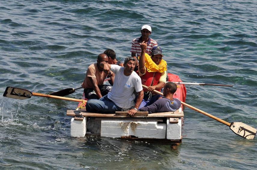 Un grupo de cubanos a bordo de una embarcación rústica intenta llegar a Estados Unidos. (EFE)