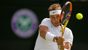 Rafael Nadal devuelve ante Ricardas Berankis durante la segunda ronda del torneo de Wimbledon, el jueves 30 de junio de 2022.&nbsp;
